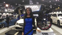 Gadis-gadis cantik itu tersenyum dan menyambut ramah semua pengunjung di pameran yang berlangsung sampai akhir pekan ini.