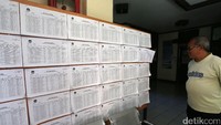 Daftar pemilih sementara Pilgub DKI itu terpampang di sebuah papan di kantor Kelurahan Kramat, Jakarta Pusat.
