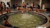 Foto: Pemandian di Hammam al Alil ini baru dibuka kembali setelah sebelumnya ditutup akibat perang berkepanjangan. Pemandian air panas yang sudah ada sejak era tahun 1980-an ini pun seperti oase penyejuk di tengah kecamuk perang yang melanda Kota Mosul (Suhaib Salem/Reuters)