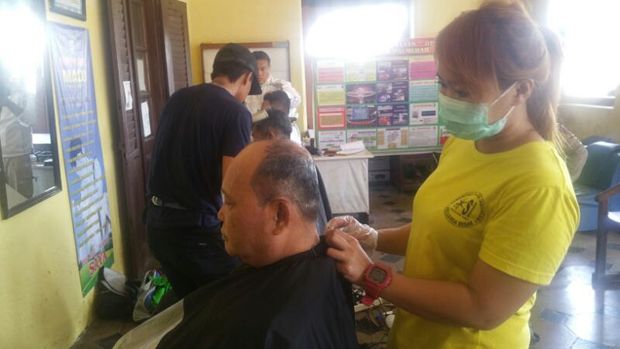 Urus SKCK sambil cukur rambut di Polsek Palmerah