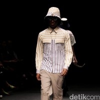 Austere by Tri Handoko mengangkat koleksi terbarunya yang bertajuk Lenient di Plaza Indonesia Fashion Week 2017. Plaza Indonesia Lt. 8, Jakarta. [Foto: Mohamamd Abduh/Wolipop]