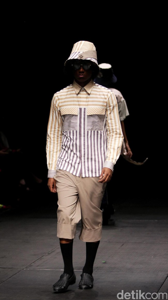Austere by Tri Handoko mengangkat koleksi terbarunya yang bertajuk Lenient di Plaza Indonesia Fashion Week 2017. Plaza Indonesia Lt. 8, Jakarta. [Foto: Mohamamd Abduh/Wolipop]