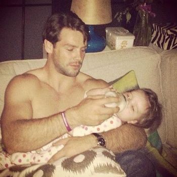 <i>Cute & Sexy</i>, Adam Levine Sampai Louis 1D <i>Topless</i> Saat Bersama Bayi