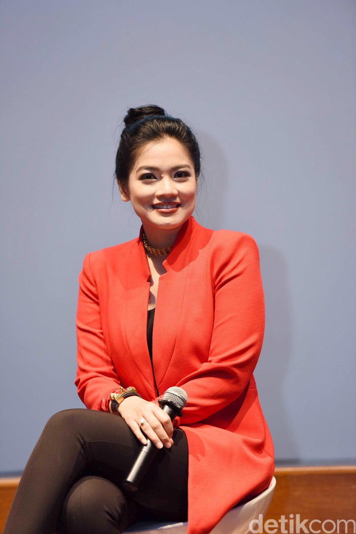 Titi Kamal Menawan dengan Blazer Merah