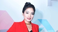 Ia tampak menawan dengan blazer merah yang dipadukan dengan jumpsuit hitam. Pool/Noel/detikFoto.