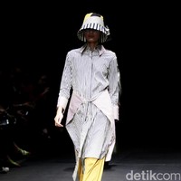 Austere by Tri Handoko mengangkat koleksi terbarunya yang bertajuk Lenient di Plaza Indonesia Fashion Week 2017. Plaza Indonesia Lt. 8, Jakarta. [Foto: Mohamamd Abduh/Wolipop]