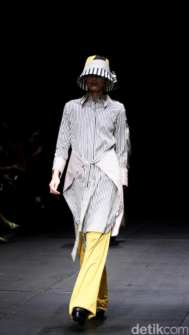 Austere by Tri Handoko mengangkat koleksi terbarunya yang bertajuk Lenient di Plaza Indonesia Fashion Week 2017. Plaza Indonesia Lt. 8, Jakarta. [Foto: Mohamamd Abduh/Wolipop]