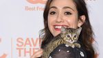 Gemas! Lucunya Emmy Rossum Kala Berpose Bersama Hewan