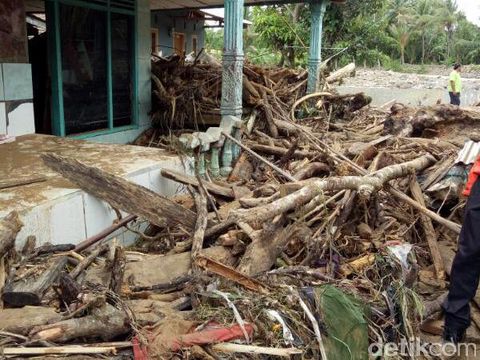 Banjir Bandang di Anyer, 3 Rumah Warga Rusak Berat