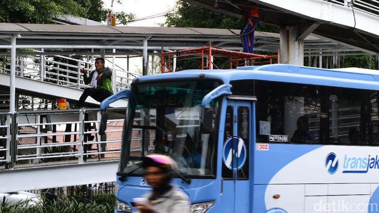 TransJ Hapus Sementara Rute Ragunan-Monas via Semanggi Mulai Senin TransJ Hapus Sementara Rute Ragunan-Monas via Semanggi Mulai Senin