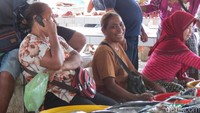 Sinyal telekomunikasi bukan masalah di sini. Mama-mama penjual sayur, terlihat asyik menelepon. Telkomsel menjadi provider yang dominan di Atambua (Fitraya/detikTravel)