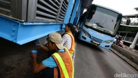Petugas melakukan pengecatan Halte TransJakarta gelanggang remaja, Jakarta Timur, Selasa (4/4/2017).