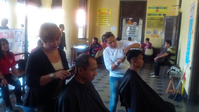 Bikin SKCK di Polsek Palmerah, Gratis Cukur Rambut