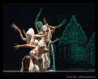 Kamera: Leica SL, lensa SL 24-90mm f/2.8-4. ISO 800, 1/8 detik, f/4, 24mm. Karena subjek tidak bergerak (gereja), maka saya mengoptimalkan shutter speed. Nilai shutter yang saya gunakan didapatkan dengan 1/24mm lalu penyebutnya saya bagi dengan 4, karena lensa 24-90m memiliki stabilizer built-in, sehingga menghasilkan shutter 1/8 detik.