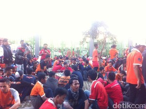 Stadion Patriot Bergeliat Jelang Laga Persija vs Timnas U-22