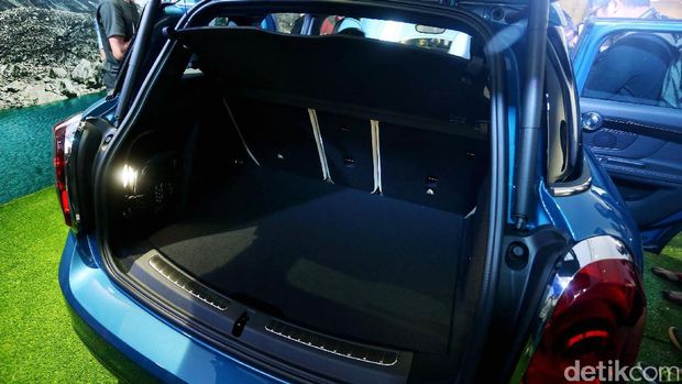 Kencan Singkat dengan Mobil Offroad Imut