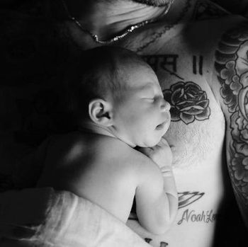 <i>Cute & Sexy</i>, Adam Levine Sampai Louis 1D <i>Topless</i> Saat Bersama Bayi