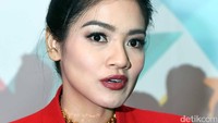  Ibu dua anak tersebut juga memilih makeup dengan pulasan lipstik merah menyala untuk mendukung penampilannya itu. Pool/Noel/detikFoto.