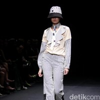 Austere by Tri Handoko mengangkat koleksi terbarunya yang bertajuk Lenient di Plaza Indonesia Fashion Week 2017. Plaza Indonesia Lt. 8, Jakarta. [Foto: Mohamamd Abduh/Wolipop]