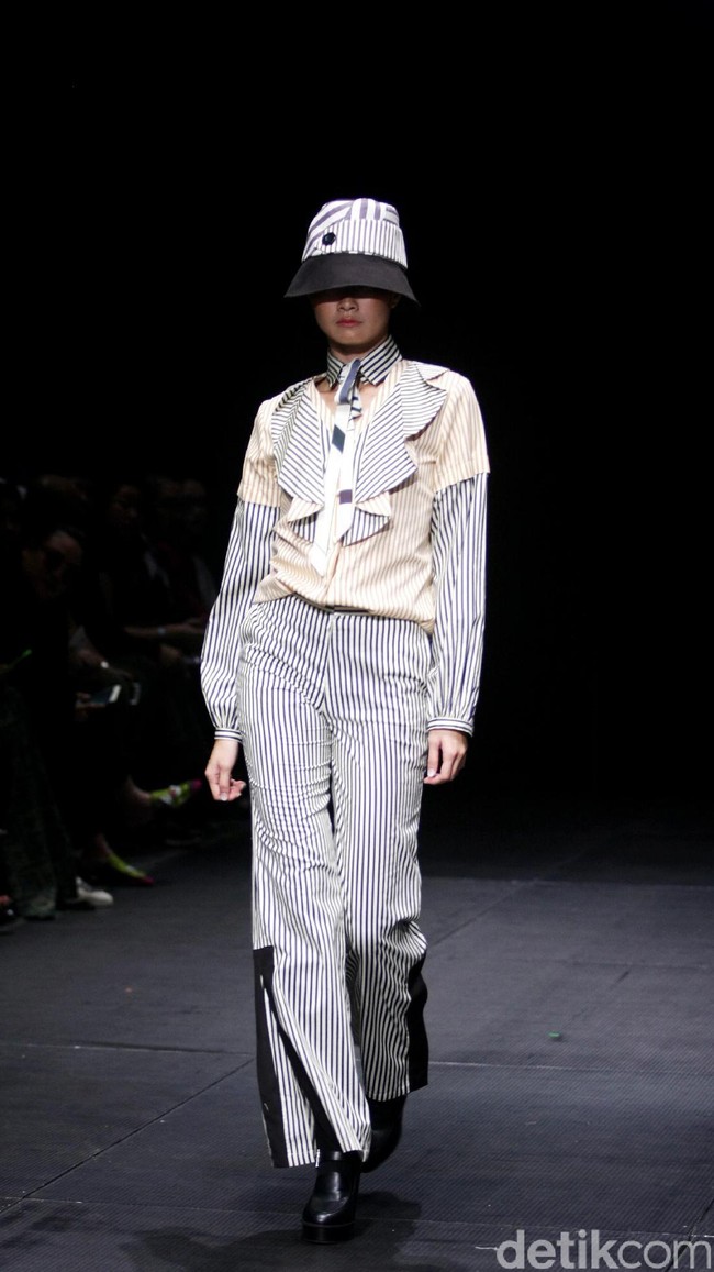 Austere by Tri Handoko mengangkat koleksi terbarunya yang bertajuk Lenient di Plaza Indonesia Fashion Week 2017. Plaza Indonesia Lt. 8, Jakarta. [Foto: Mohamamd Abduh/Wolipop]