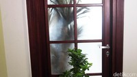 Di bagian luar ruangan, terlihat sebuah pot tanaman yang diletakkan di depan pintu. Pintu ruangan yang semi transparan juga memperlihatkan tanaman besar diletakkan di bagian belakang pintu. Pot-pot ini tampaknya digunakan untuk menutup akses siapapun masuk ke dalam.