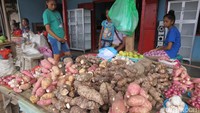 Aneka ubi-ubian dijual di Pasar Rakyat Atambua. Ubi adalah salah satu makanan pokok di Atambua selain jagung (Fitraya/detikTravel)
