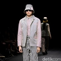 Austere by Tri Handoko mengangkat koleksi terbarunya yang bertajuk Lenient di Plaza Indonesia Fashion Week 2017. Plaza Indonesia Lt. 8, Jakarta. [Foto: Mohamamd Abduh/Wolipop]