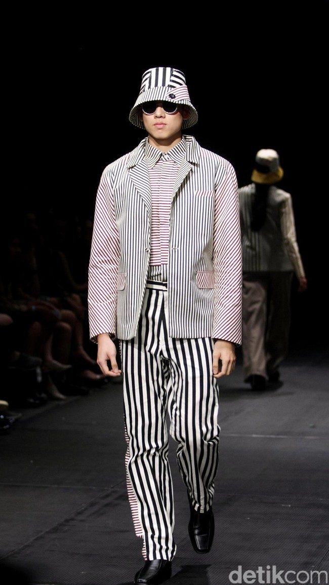 Austere by Tri Handoko mengangkat koleksi terbarunya yang bertajuk Lenient di Plaza Indonesia Fashion Week 2017. Plaza Indonesia Lt. 8, Jakarta. [Foto: Mohamamd Abduh/Wolipop]