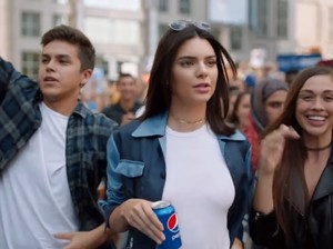 Iklan Pepsi Jadi Kontroversi, Kendall Jenner Dikabarkan Trauma