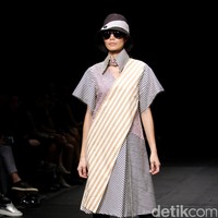 Austere by Tri Handoko mengangkat koleksi terbarunya yang bertajuk Lenient di Plaza Indonesia Fashion Week 2017. Plaza Indonesia Lt. 8, Jakarta. [Foto: Mohamamd Abduh/Wolipop]