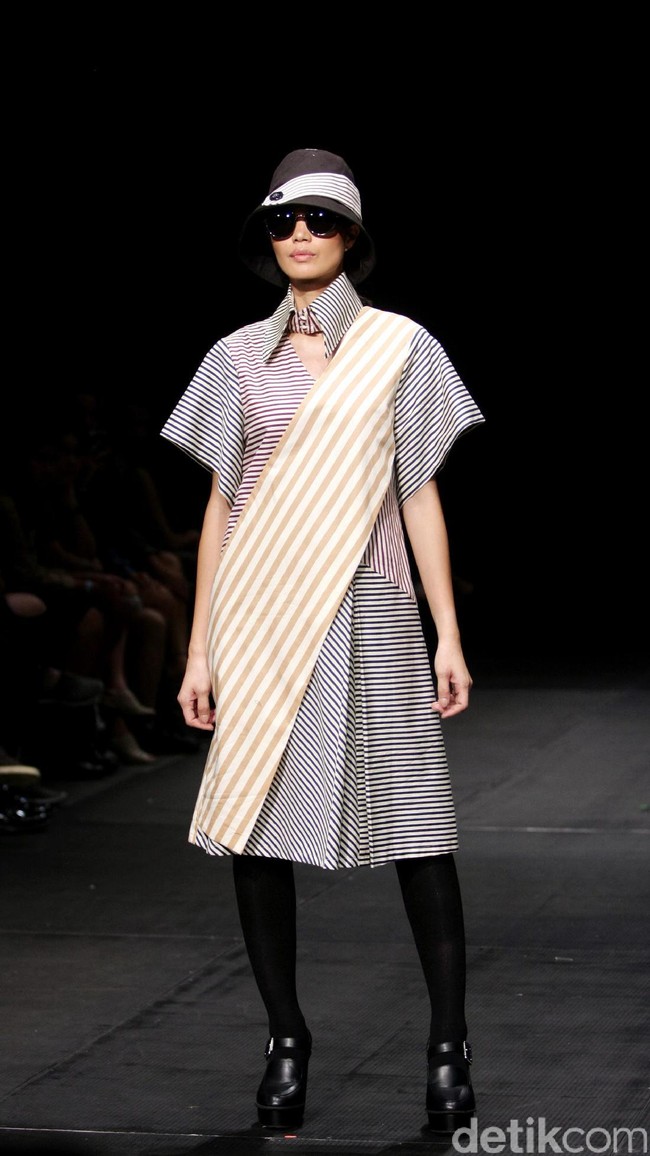 Austere by Tri Handoko mengangkat koleksi terbarunya yang bertajuk Lenient di Plaza Indonesia Fashion Week 2017. Plaza Indonesia Lt. 8, Jakarta. [Foto: Mohamamd Abduh/Wolipop]