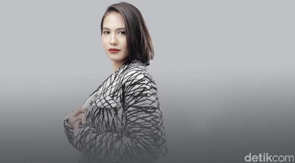 Tatapan Memikat Pevita Pearce di Bolder In 2 Years Tatapan Memikat Pevita Pearce di Bolder In 2 Years