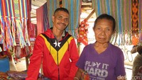 Pasar Rakyat Atambua juga berjualan kain tenun Suku Kemak dengan warna yang menarik. Harganya bervariasi dari Rp 20 ribu-200 ribu. Cocok buat oleh-oleh! (Fitraya/detikTravel)