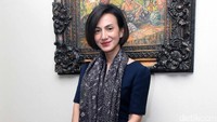 Ia tampil dengan dress biru dan heels berwarna nude. Pool/Noel/detikFoto.
