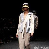 Austere by Tri Handoko mengangkat koleksi terbarunya yang bertajuk Lenient di Plaza Indonesia Fashion Week 2017. Plaza Indonesia Lt. 8, Jakarta. [Foto: Mohamamd Abduh/Wolipop]