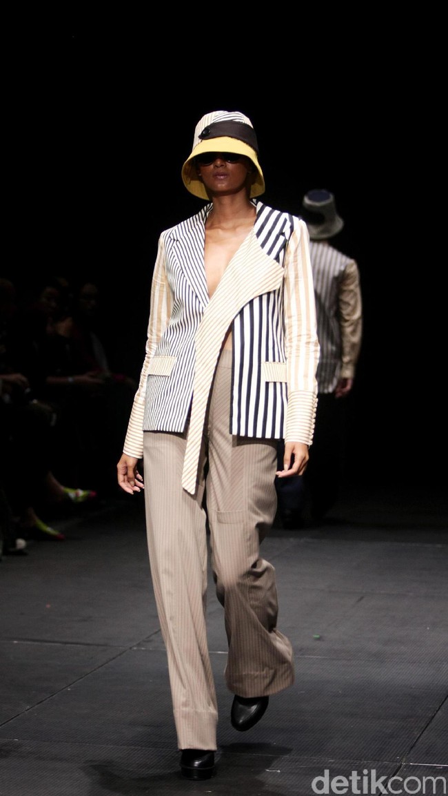 Austere by Tri Handoko mengangkat koleksi terbarunya yang bertajuk Lenient di Plaza Indonesia Fashion Week 2017. Plaza Indonesia Lt. 8, Jakarta. [Foto: Mohamamd Abduh/Wolipop]