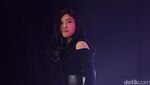 Isyana Main-main Dengan Instrumen Musik