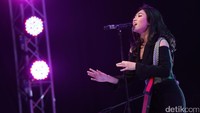 Seakan ingin memanaskan penonton, instrumental yang tadinya dipenuhi dentingan piano yang lembut mendadak menjadi bertempo cepat dan berpacu.