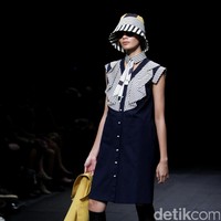 Austere by Tri Handoko mengangkat koleksi terbarunya yang bertajuk Lenient di Plaza Indonesia Fashion Week 2017. Plaza Indonesia Lt. 8, Jakarta. [Foto: Mohamamd Abduh/Wolipop]