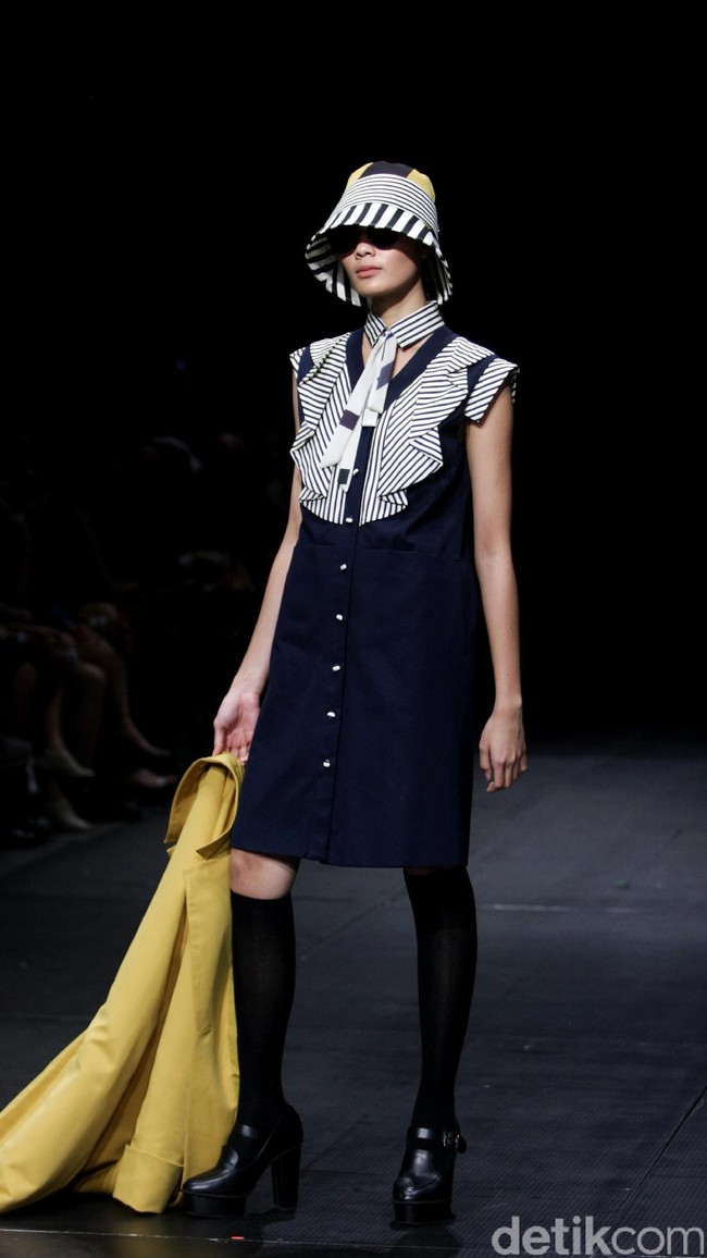 Austere by Tri Handoko mengangkat koleksi terbarunya yang bertajuk Lenient di Plaza Indonesia Fashion Week 2017. Plaza Indonesia Lt. 8, Jakarta. [Foto: Mohamamd Abduh/Wolipop]