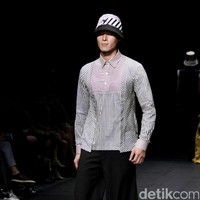Austere by Tri Handoko mengangkat koleksi terbarunya yang bertajuk Lenient di Plaza Indonesia Fashion Week 2017. Plaza Indonesia Lt. 8, Jakarta. [Foto: Mohamamd Abduh/Wolipop]