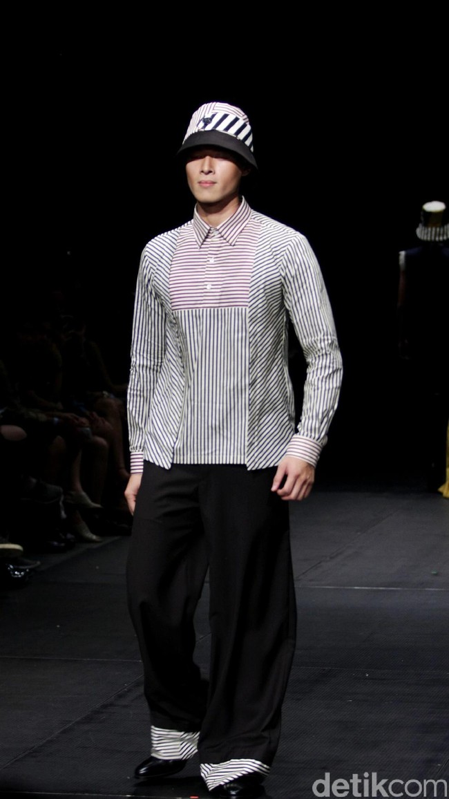 Austere by Tri Handoko mengangkat koleksi terbarunya yang bertajuk Lenient di Plaza Indonesia Fashion Week 2017. Plaza Indonesia Lt. 8, Jakarta. [Foto: Mohamamd Abduh/Wolipop]