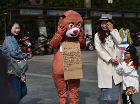 Ayah Ini Jual Pelukan Rp 19 Ribu untuk Biayai Pengobatan Anaknya