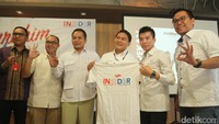 Ketua Tim Pemenangan Anies-Sandi, Mardani Ali Sera, menerima kaos INSIDER (Anies- Sandi Digital Volunteer) dari Koordinator INSIDER, Anthony Leong, didampingi Tim Pemenangan Anies Baswedan-Sandiaga Uno, Ferry Juliantono.