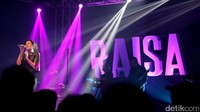 Di tangan Raisa, lagu yang semula kental dengan nuansa R n B menjadi terdengar lebih lembut sekaligus groovy.