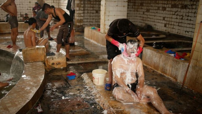 Di Tengah Kecamuk Perang, Pemandian Air Panas Mosul Dibuka Kembali