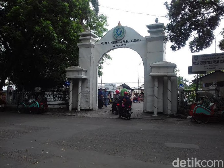 Pedagang Pasar Klewer Baru Keluhkan Luas Kios yang Menyempit Pedagang Pasar Klewer Baru Keluhkan Luas Kios yang Menyempit