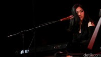 Isyana langsung membuka penampilannya malam itu dengan sebuah permainan pianonya.