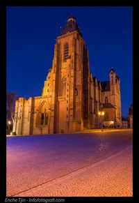 Kamera: Leica SL, lensa SL 24-90mm f/2.8-4. ISO 800, 1/8 detik, f/4, 24mm. Karena subjek tidak bergerak (gereja), maka saya mengoptimalkan shutter speed. Nilai shutter yang saya gunakan didapatkan dengan 1/24mm lalu penyebutnya saya bagi dengan 4, karena lensa 24-90m memiliki stabilizer built-in, sehingga menghasilkan shutter 1/8 detik.
