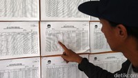 Seorang warga melihat daftar pemilih sementara Pilgub DKI di kantor Kelurahan Kramat, Jakarta Pusat, Rabu (5/4/2017).